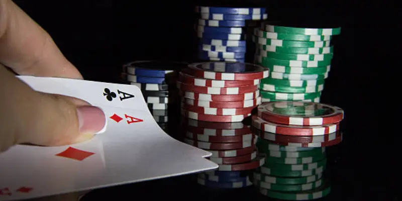 mesa de poker con fichas y cartas