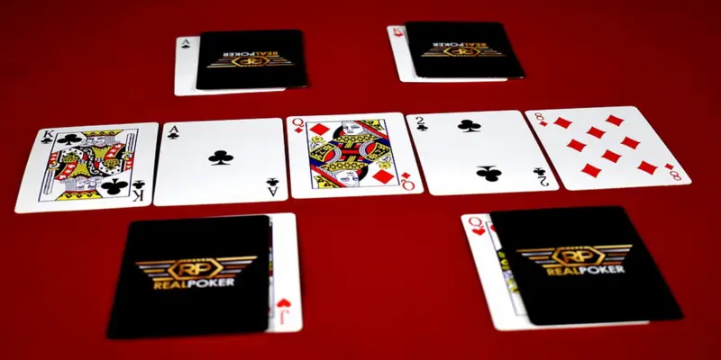 mesa de póker roja con cartas sobre ella