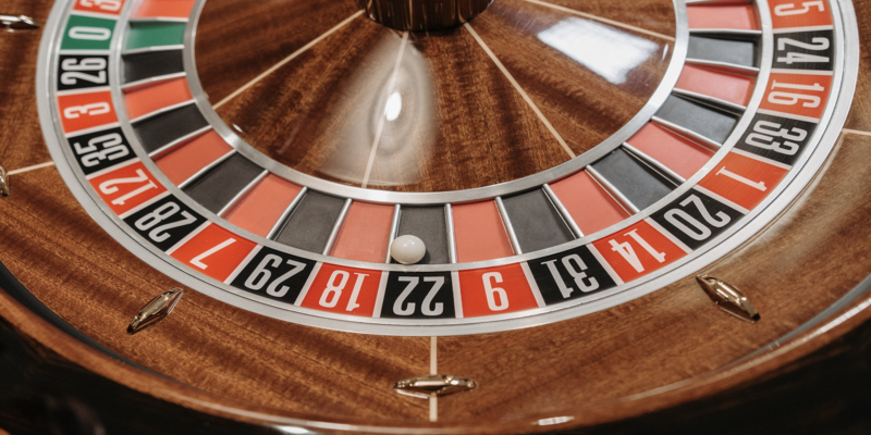 Primer plano de una ruleta de casino con la bola en el número 22
