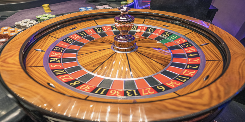Primer plano de una ruleta en un casino